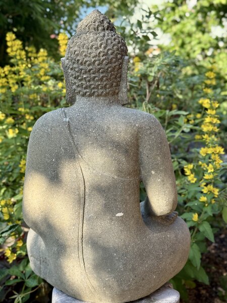 Buddha z lávového kamene – 60 cm, ručně tesaný na Jávě