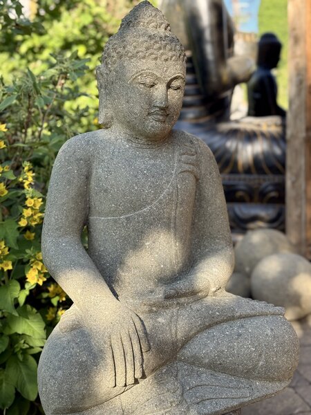 Buddha z lávového kamene – 60 cm, ručně tesaný na Jávě
