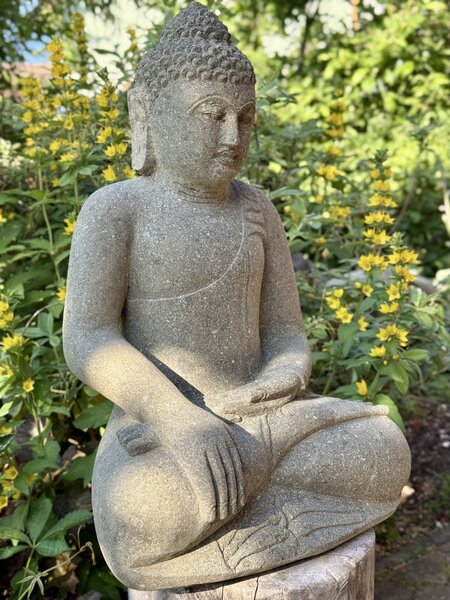 Buddha z lávového kamene – 60 cm, ručně tesaný na Jávě