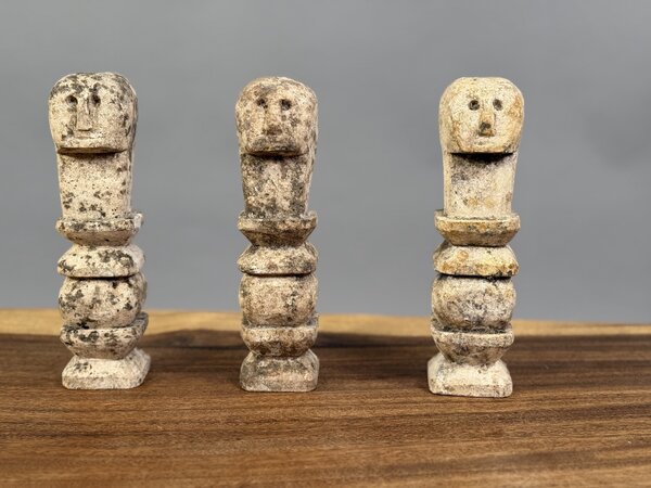 Kamenná figurka z Timoru – 20 cm vysoký etnický strážce