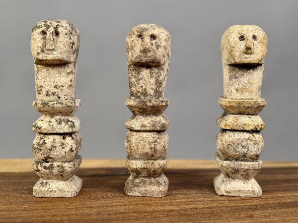 Kamenná figurka z Timoru – 20 cm vysoký etnický strážce