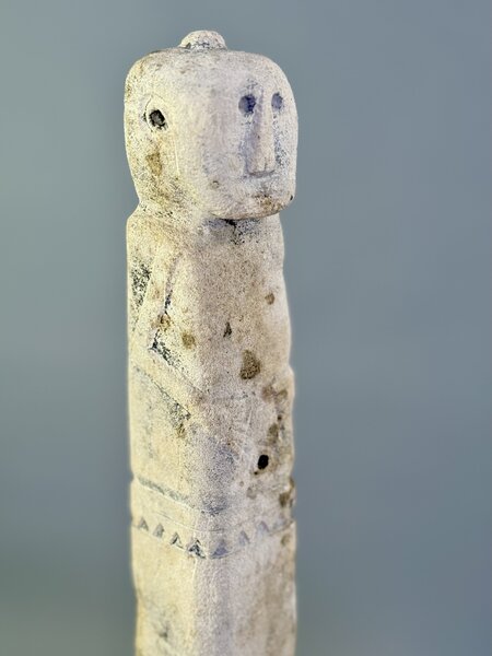 Kamenná figurka z Timoru – surová etnická socha 46 cm