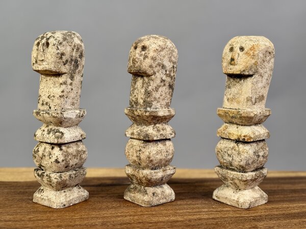 Kamenná figurka z Timoru – 20 cm vysoký etnický strážce
