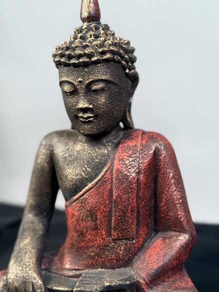 Soška Buddhy v meditační pozici – 35 cm, pryskyřice, severní Indie