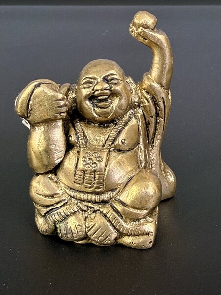 Kovová soška smějící se Buddha 6,5 cm – Indie