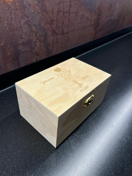 Dřevěná svatební krabička: Finanční injekce Velikost: 150x98x75mm