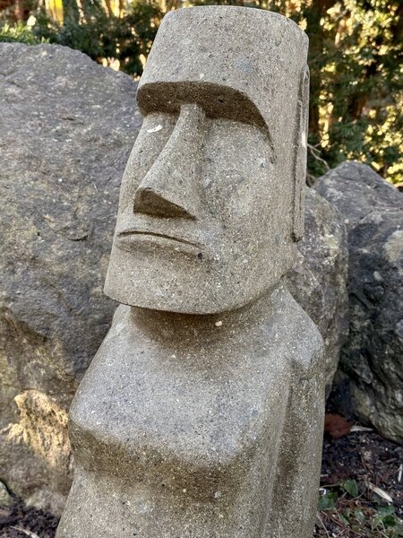 Socha Moai z bazanitu (sopečný kámen) 73 cm – ručně tesaná, Jáva