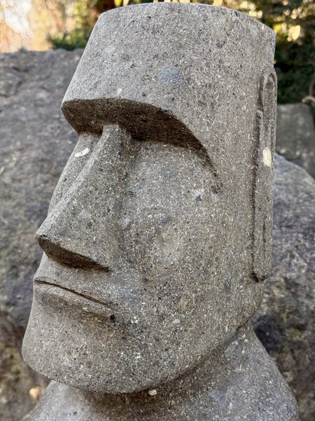 Socha Moai z bazanitu (sopečný kámen) 73 cm – ručně tesaná, Jáva