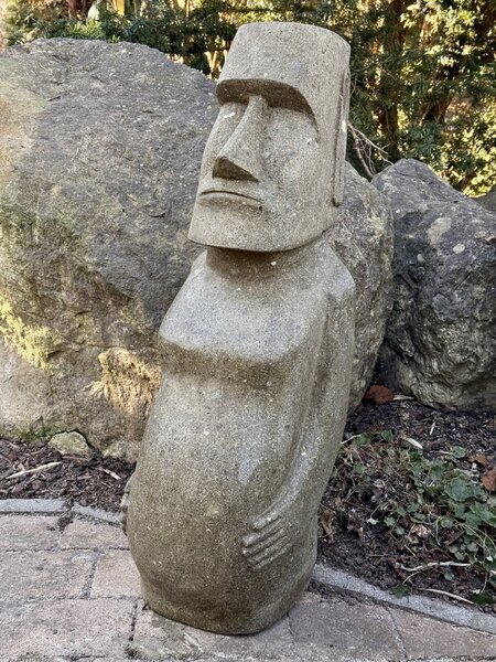 Socha Moai z bazanitu (sopečný kámen) 73 cm – ručně tesaná, Jáva
