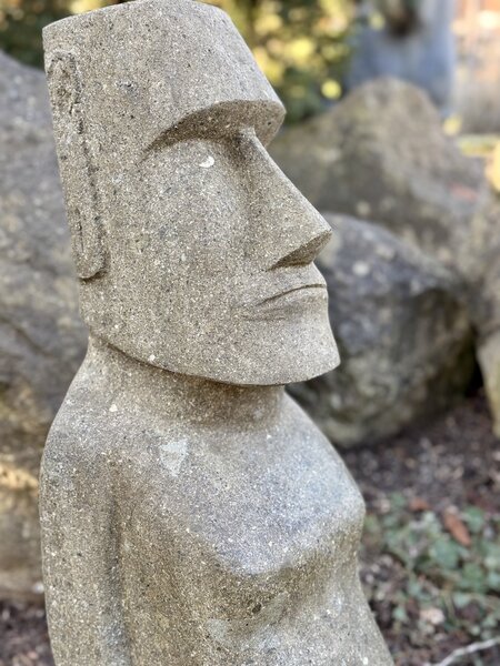 Socha Moai z bazanitu (sopečný kámen) 73 cm – ručně tesaná, Jáva