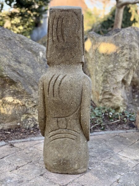Socha Moai z bazanitu (sopečný kámen) 73 cm – ručně tesaná, Jáva