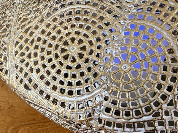 Kovová lampa / lucerna s krajkovým vzorem – Německo, 34 cm