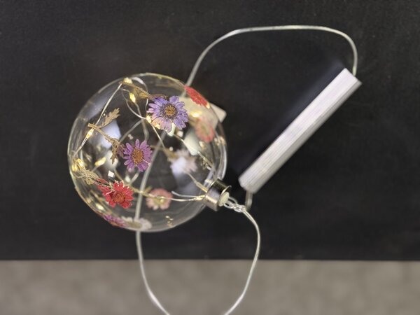 Závěsná lampička – skleněná koule 12 cm se sušenými květy a LED vláknem, časovač 8 h (80 cm)