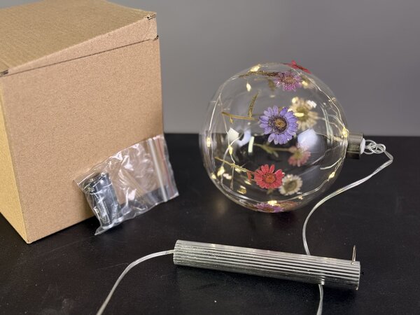 Závěsná lampička – skleněná koule 12 cm se sušenými květy a LED vláknem, časovač 8 h (80 cm)