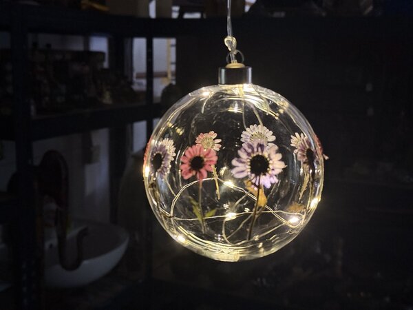 Závěsná lampička – skleněná koule 12 cm se sušenými květy a LED vláknem, časovač 8 h (80 cm)