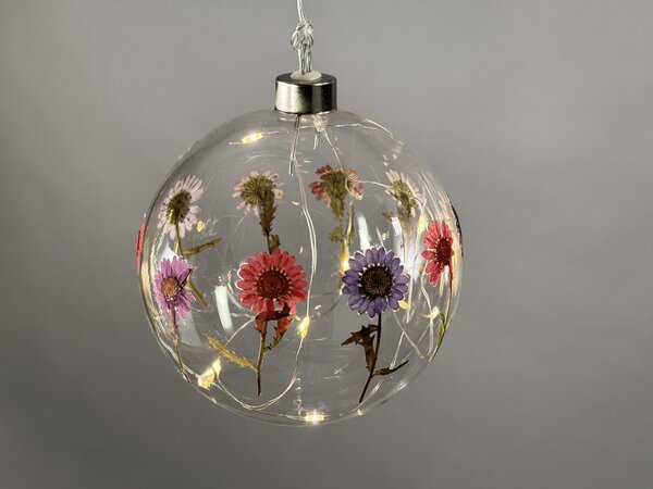Závěsná lampička – skleněná koule 12 cm se sušenými květy a LED vláknem, časovač 8 h (80 cm)