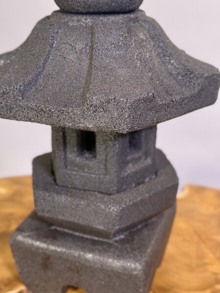 Japonská kamenná lampička 38 cm – zahradní dekorace z umělého kamene