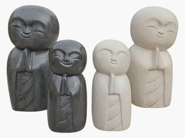 Teraco soška Jizo – usměvavý ochránce v bílé a tmavé variantě