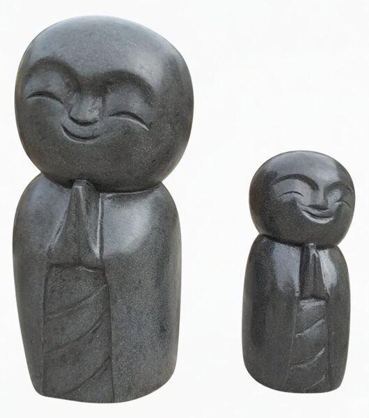 Teraco soška Jizo – usměvavý ochránce v bílé a tmavé variantě