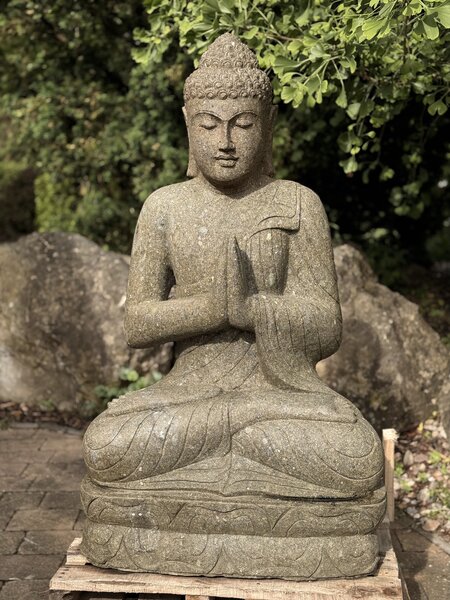 Kamenný Buddha z basanitu 120 cm – výjimečná socha z Jávy