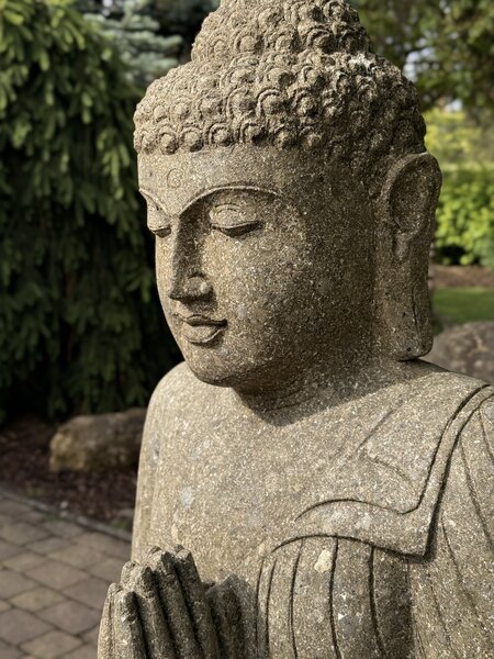 Kamenný Buddha z basanitu 120 cm – výjimečná socha z Jávy