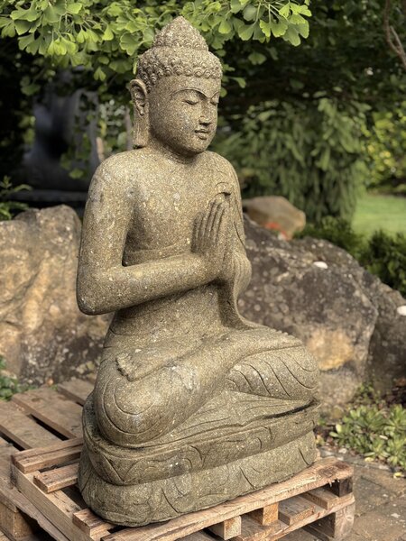 Kamenný Buddha z basanitu 120 cm – výjimečná socha z Jávy