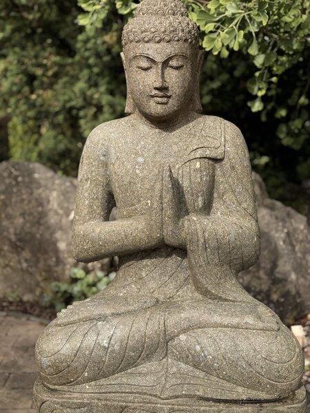 Kamenný Buddha z basanitu 120 cm – výjimečná socha z Jávy