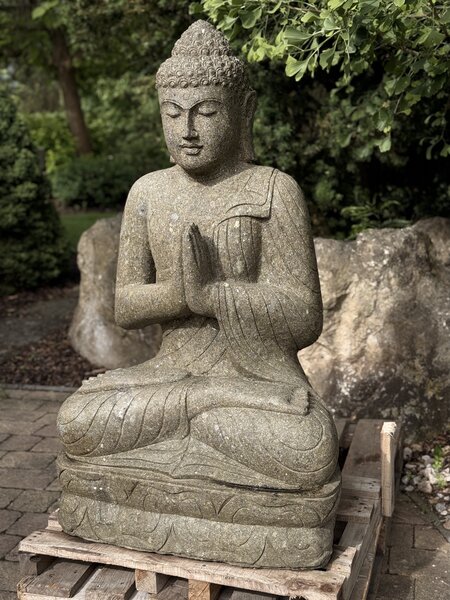 Kamenný Buddha z basanitu 120 cm – výjimečná socha z Jávy
