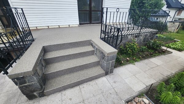 Báča Beton Kamenný koberec na podlahu Montorfano Frakce: Jemná (0,7 – 1,8 mm), vydatnost setu 1,8 m², Doporučené použití v: interiéru - dvousložková epoxidová pryskyřice