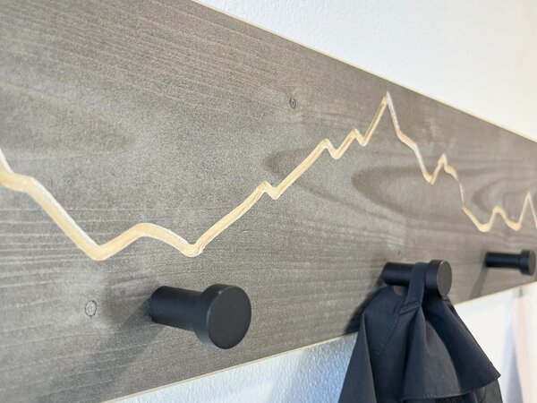 Dřevěný nástěnný věšák s motivem hor velikost: 40 cm - 3 háčky
