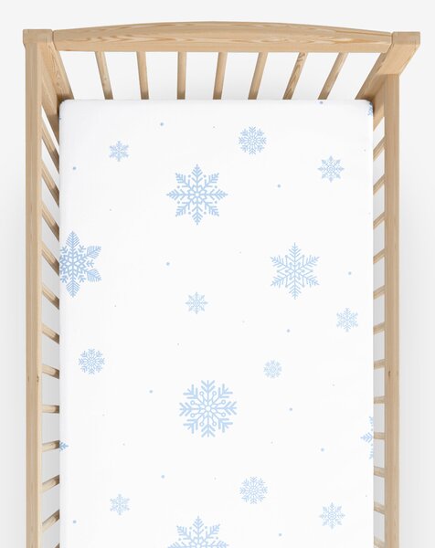 Goldea vánoční bavlněné napínací prostěradlo do dětské postýlky - modré vločky na bílé 60 x 120 cm
