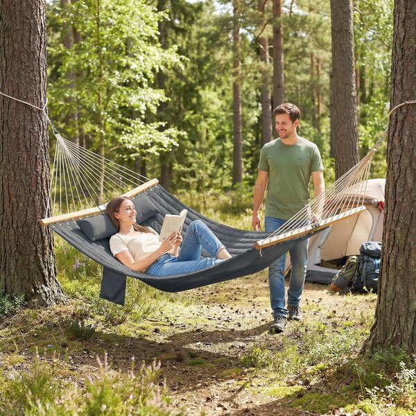 Outsunny prošívaná dvoumístná venkovní houpací síť s opěrkou hlavy, kapsou na časopisy a rozepřením z buku, 200 × 140 cm — šedá | Aosom