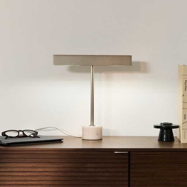 Kave Home Stříbrná kovová stolní lampa Lynor