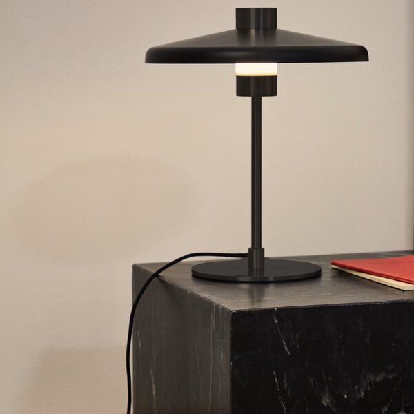 Kave Home Černá kovová stolní lampa Nuvira