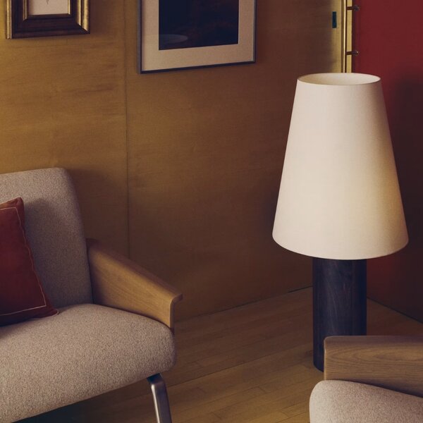 Tmavá dřevěná stojací lampa Kave Home Marga 110 cm