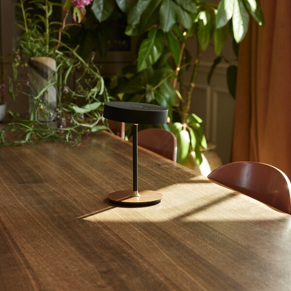 Halo Design Černá kovová nabíjecí stolní LED lampa On the Move 19 cm