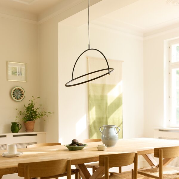 Halo Design Černé kovové závěsné LED světlo Tilt 40 cm