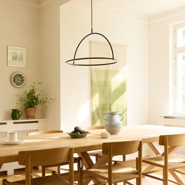 Halo Design Černé kovové závěsné LED světlo Tilt 40 cm