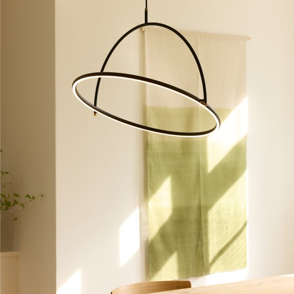 Halo Design Černé kovové závěsné LED světlo Tilt 40 cm
