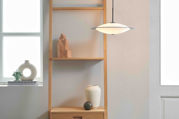 Halo Design Opálově bílé skleněné závěsné světlo Orbit 40 cm s mosazným zavěšením