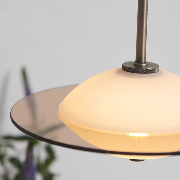 Halo Design Opálově bílé skleněné závěsné světlo Orbit 40 cm s mosazným zavěšením