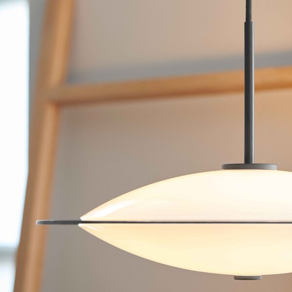 Halo Design Opálově bílé skleněné závěsné světlo Orbit 40 cm s mosazným zavěšením