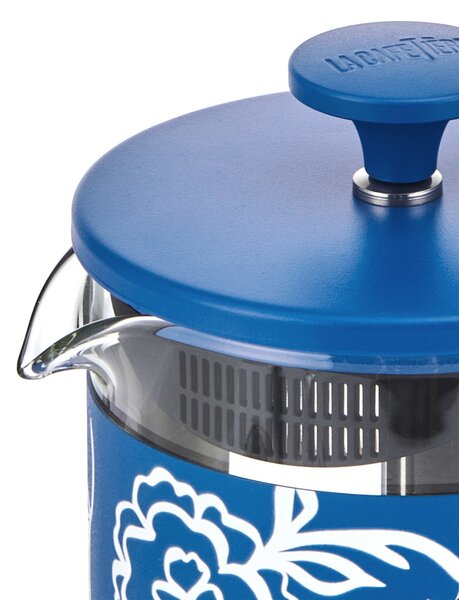 French press La Cafetière Pisa 1 l připraví až 8 šálků plné kávy, udrží teplotu a zaujme designem Blu Fiorato s dřevěnou rukojetí. LCPISA8CPFLORAL