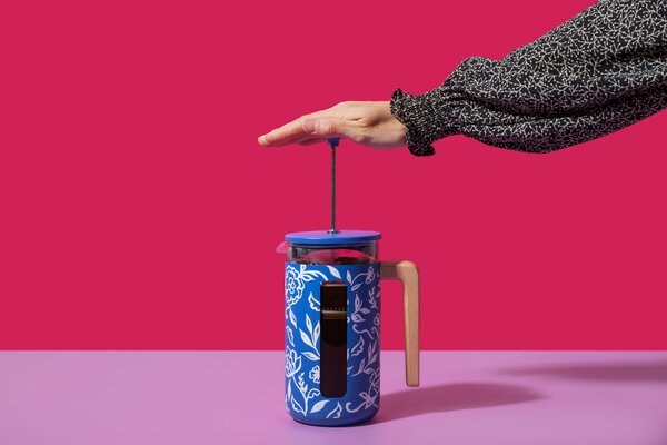 French press La Cafetière Pisa 1 l připraví až 8 šálků plné kávy, udrží teplotu a zaujme designem Blu Fiorato s dřevěnou rukojetí. LCPISA8CPFLORAL