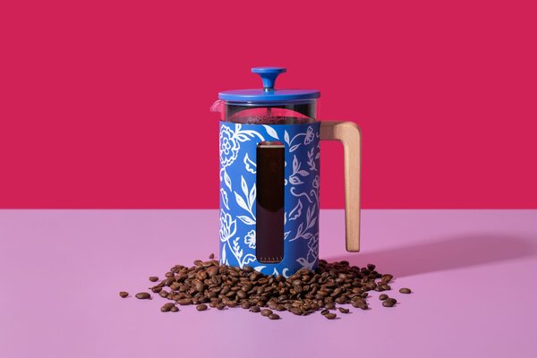French press La Cafetière Pisa 1 l připraví až 8 šálků plné kávy, udrží teplotu a zaujme designem Blu Fiorato s dřevěnou rukojetí. LCPISA8CPFLORAL