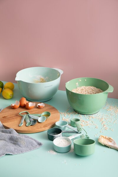 Mísy a odměrky KitchenCraft sada 12 ks stohovatelný set míchací mísy odměrky lžičky plast protiskluzové dno KCMIXMEAS12GR