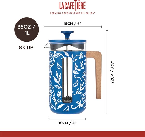 French press La Cafetière Pisa 1 l připraví až 8 šálků plné kávy, udrží teplotu a zaujme designem Blu Fiorato s dřevěnou rukojetí. LCPISA8CPFLORAL