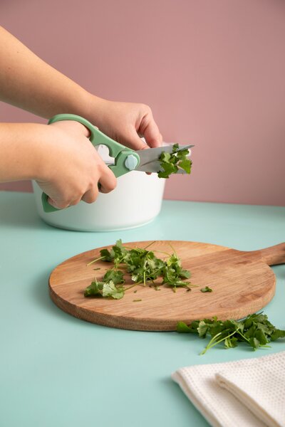 Kuchyňské nůžky KitchenCraft sada 2 ks nerezové čepele víceúčelové stříhání surovin obalů ergonomické rukojeti otvírák KCSCI2PKGR