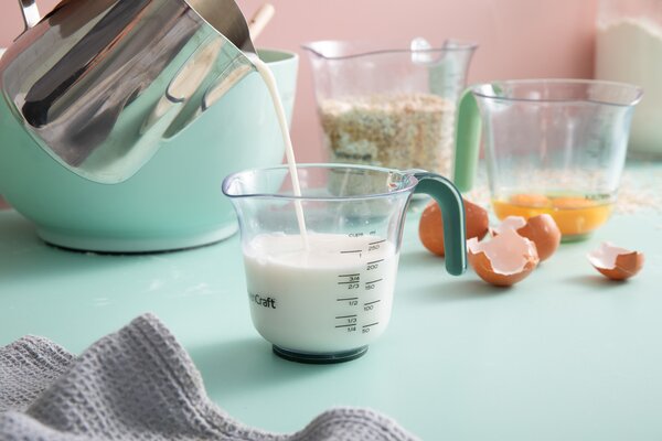 Odměrky KitchenCraft sada 3 ks stohovatelné džbánky 250 ml 500 ml 1000 ml plast barevné rukojeti vaření pečení KCMJUG3PCGR