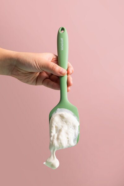 Silikonová stěrka KitchenCraft 27 cm umožňuje přesné stírání těsta i krémů, je šetrná k nepřilnavému nádobí a vhodná pro každodenní vaření. KCSILSPAT…
